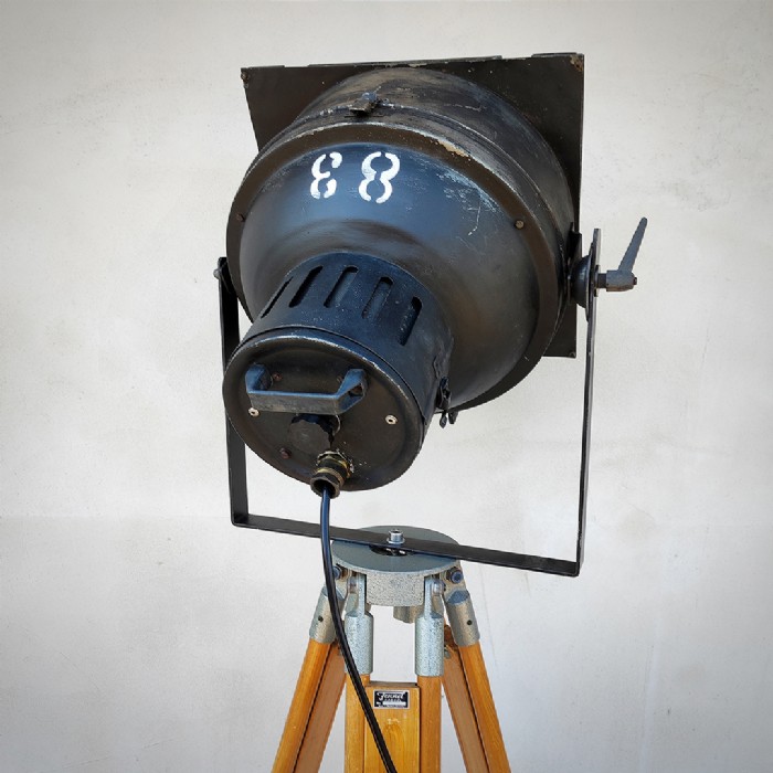 Miniatura dell'articolo Faro da teatro spot con treppiede in legno vintage - Oggetto n.13