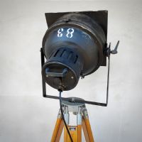 Miniatura dell'articolo Faro da teatro spot con treppiede in legno vintage - Oggetto n.13