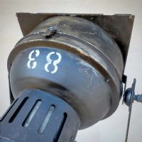 Miniatura dell'articolo Faro da teatro spot con treppiede in legno vintage - Oggetto n.13