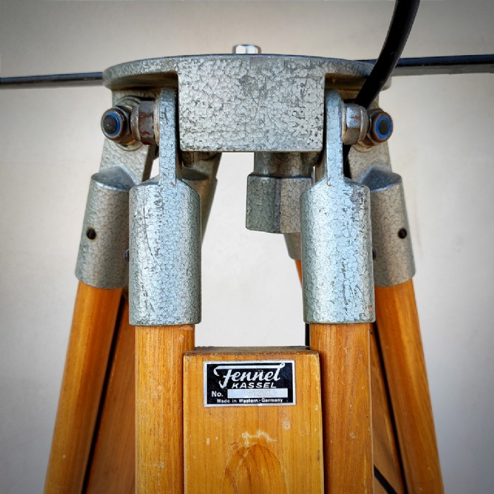 Miniatura dell'articolo Faro da teatro spot con treppiede in legno vintage - Oggetto n.13