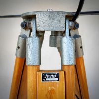 Miniatura dell'articolo Faro da teatro spot con treppiede in legno vintage - Oggetto n.13