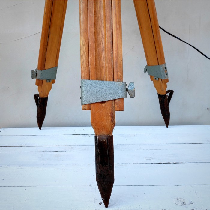 Miniatura dell'articolo Faro da teatro spot con treppiede in legno vintage - Oggetto n.13