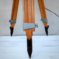 Miniatura dell'articolo Faro da teatro spot con treppiede in legno vintage - Oggetto n.13
